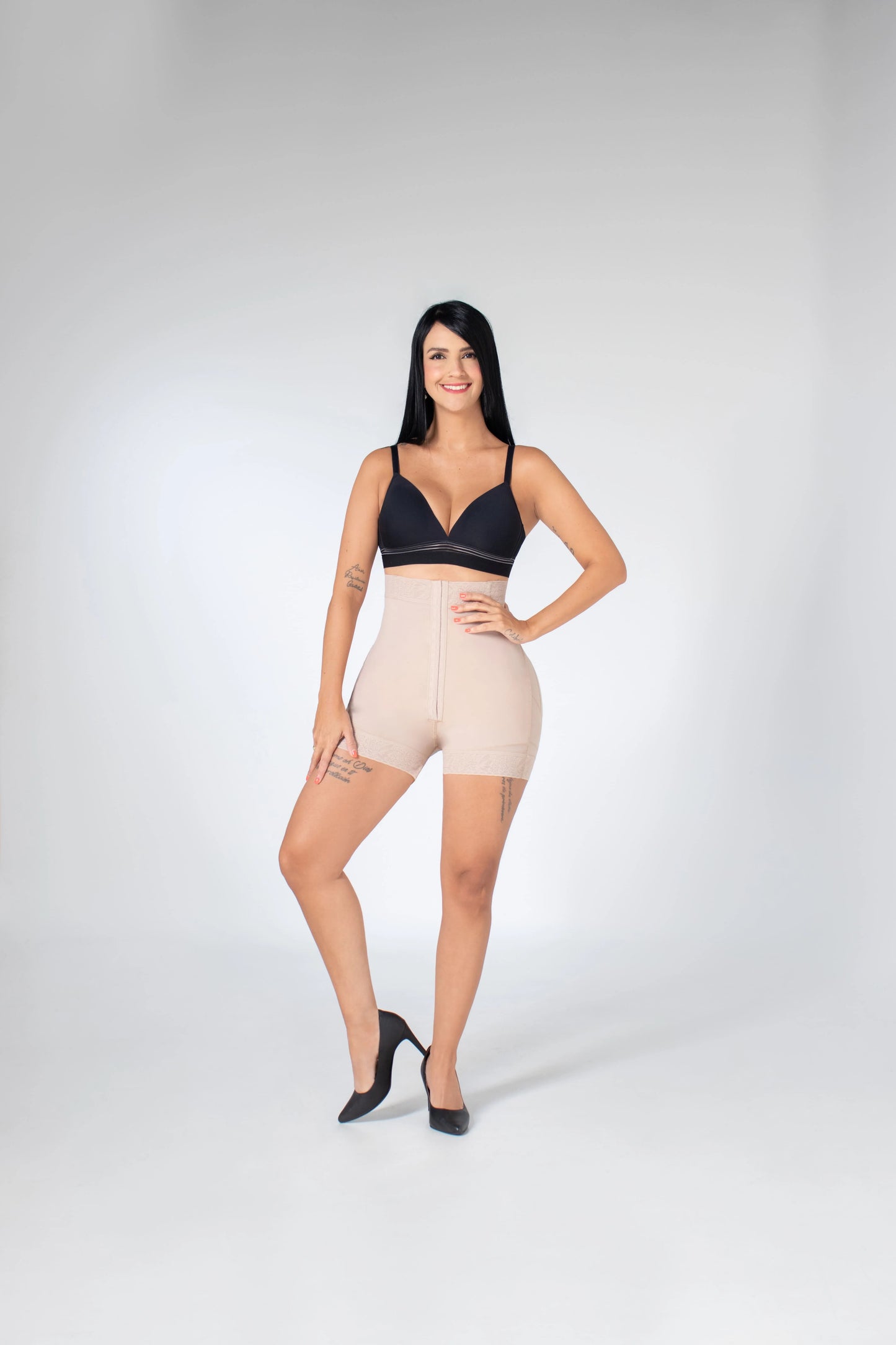 LEVANTA COLA EXTRA CORTO TALLE ALTO CON DOS FILAS DE BROCHES 024658